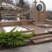 Создание мемориального ВИП комплекса из гранита сегодня. Производство мемориальных комплексов и скульптур  из гранита в Киеве, от профессионалов ЧП Прядко. На фото, элитный комплекс из гранита Межеричка, после установки на кладбище в с. лесники Киевской области.
