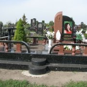 Памятник из красного гранита. Производство памятников в Киеве сегодня. Цена памятника - доступна.