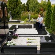 Элитный комплекс на кладбище. Высота семейного памятника - 250 см. Фото семейного памятника на кладбище.