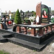 Памятник девушке в ритуальном комплексе. Фото памятника из красного гранита. Цена памятника в Киеве - доступна.