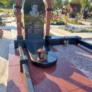 Элитный vip комплекс из красного и чёрного гранита. Фото на кладбище.