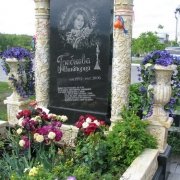 Скульптурный памятник из мрамора. Фото памятника на кладбище. Комбинированный памятник из мрамора и гранита. Заказать памятник класса Люкс можно в ЧП Прядко. Стоимость памятника от производителя в Киеве, согласно проекта.