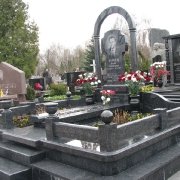 Фото элитного памятника. Памятник из гранита после установки на Лесном кладбище. Изготовление элитных памятников по цене производителя в Киеве. Оформление заказа памятника в офисе ЧП Прядко.