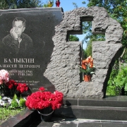 Фото памятника из чёрного гранита. Эксклюзивный памятник с крестом. Высота памятника с крестом - 1,8 м.