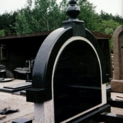 Установить памятник