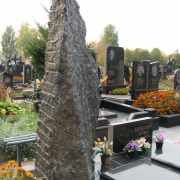 На фото памятник в виде обелиска. Обелиск из рваного камня. Высота памятника на могиле: 2,8 м.