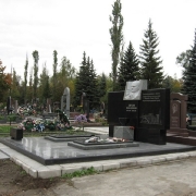 На фото памятник из чёрного камня. Эксклюзивный памятник на кладбище. Цена эксклюзивного памятника - доступна.