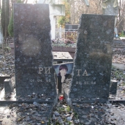 Фото памятника на одного. Высота памятника - 140 см. Памятник из чёрного камня. Цена эксклюзивного памятника - доступна.