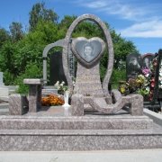 Эксклюзивный памятник из гранита, фото на кладбище после установки. Создание эксклюзивных памятников в Киеве с гарантией. Изготовление качественных памятников от профессионалов.