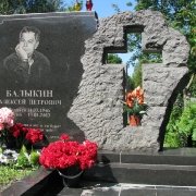 Фото памятника из чёрного гранита. Эксклюзивный памятник с крестом. Высота памятника с крестом - 1,8 м.
