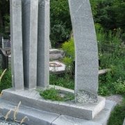 Фото памятника на кладбище. Памятник в виде колонн. Размеры и цена эксклюзивного памятника - соответствует проекту 3д.
