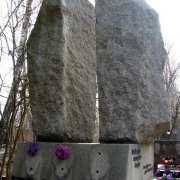На фото семейный памятник из камня. Высота памятника на могиле - 4,8 метра. Цена памятника - доступна.