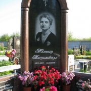 Памятник с колоннами. Фото эксклюзивного памятника. Размер памятника из красного камня: 220 х 90 х 18 см.