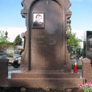 Памятник из красного камня. Эксклюзивный памятник на одного. Размер эксклюзивного памятника - 230 х 100 х 18 см.