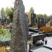 На фото памятник в виде обелиска. Обелиск из рваного камня. Высота памятника на могиле: 2,8 м.