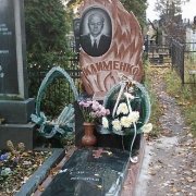 Фото памятника на одного. Памятник из красного камня; размеры и цена эксклюзивного памятника - в соответствии с проектом.