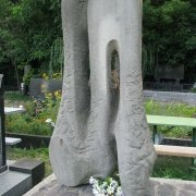 Фото эксклюзивного памятника. Эксклюзивный памятник под заказ на кладбище. Стоимость эксклюзивного памятника - доступна.