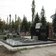 На фото памятник из чёрного камня. Эксклюзивный памятник на кладбище. Цена эксклюзивного памятника - доступна.