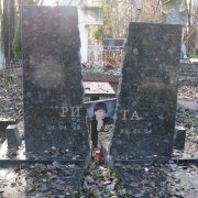 Фото памятника на одного. Высота памятника - 140 см. Памятник из чёрного камня. Цена эксклюзивного памятника - доступна.
