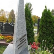 На фото памятник в виде обелиска. Памятник на одного на кладбище. Высота памятника на могиле - 3 метра.