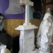 Новый памятник в виде креста из белого мрамора; фото в магазине Ритуальной скульптуры в Киеве. Цена креста из мрамора $3 тыс.