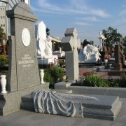 Фото нового памятника из гранита на кладбище. Заказ качественных памятников  в Киеве, можно сделать в офисе ЧП Прядко по ул. Мукачевская, 5а.