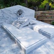 Новые памятники. Надгробие из элитного итальянского мрамора Bianco Carrara.