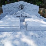 Памятник из белого итальянского мрамора Bianco Carrara. Размеры мраморного надгробия: 2 х 0,8 м.