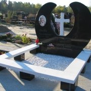 Фото памятника после установки на кладбище. Памятник с мраморным крестом в ритуальном комплексе.