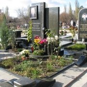 Мужской памятник из гранита. Заказать памятник мужчине - можно с нашего сайта: https://www.prjadko.kiev.ua.