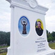 Новые памятники. Фото мужского надгробия из мрамора.
