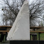 Фото нового памятника из обапола, вид сбоку. Размеры памятника из мрамора, по проекту 3д. Доступная цена памятника из мрамора со склада ЧП Прядко в Киеве.