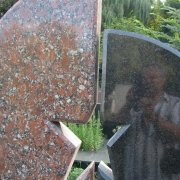 Комбинированный памятник со звездой. Гранит Капустинского месторождения, совместно с чёрным габбро, создают единую композицию красного и чёрного в память о безвременно ушедших родственниках.