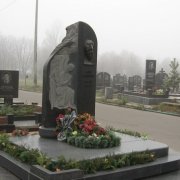 Авторский памятник с двумя рельефами; установлен на Южном кладбище г. Киева. Авторский памятник для могилы на двоих, дополнен гранитным пьедесталом из серого гранита Покостовка. Срок изготовления ритуального комплекса с двумя барельефами - 6 месяцев.
