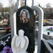 Красивый памятник со скульптурой молящегося ангела. Фотография на памятник с цветным фарфоровым медальоном придаёт ему необычный колорит и величие. Вклейка фотографии на памятник производится профессионалами.