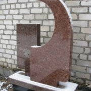 Комбинированный памятник из Токовского гранита и чёрного габбро, на складе в Коростышеве. Рабочий момент изготовления памятника. Стоимость изготовление этого памятника 13 тыс. грн.