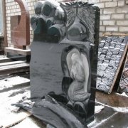 Новые памятники, фото на складе сразу после изготовления в цеху. Широкий выбор памятников, доступные цены.