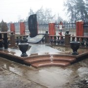 Красивый ритуальный комплекс из чёрного габбро и гранита Лезники. Умелое сочетание и комбинирование цветности гранита, даёт превосходный завершающий результат при установке на кладбище. Авторскикй проект ЧП Прядко, с балясинами, перилами и большими гранитными вазами.