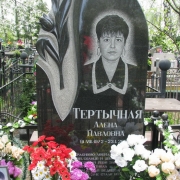 Памятник матери; фото установленного памятника на Байковом кладбище в Киеве. Заказать памятник из гранита, можно со склада ЧП Прядко со скидкой - 15%. Стоимость памятника на одного, от 2 тыс. грн. Цена памятника на двоих, от 3 тыс. грн.