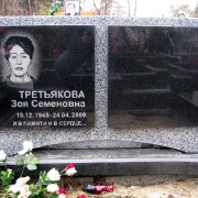 Комбинированный памятник, фото из галереи памятников на Лесном кладбище в Киеве. Заказать индивидуальный памятник, можно в офисе ЧП Прядко. Изготовление проекта памятника и его установка с гарантией 10 лет, от профессионалов.