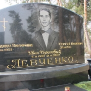 Памятник на троих, фото из галереи памятников на Лесном кладбище в Киеве. Оформление памятника сусальным золотом, цена согласно проекта . Заказ памятника в Киеве можно сделать в магазине Ритуальной скульптуры ЧП Прядко.