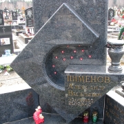 Индивидуальный памятник на кладбище, фото из галереи памятников на городском кладбище Берковцы в Киеве. Заказать качественный памятник можно в офисе ЧП Прядко. Гарантия на памятники 10 лет.