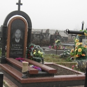 Комбинированный памятник с колоннами из галереи; фото памятника на одного. Выбор памятников со склада в Киеве по доступной цене. Заказ индивидуальных памятников в офисе ЧП Прядко. В период летней акции стоимость памятников доступная.