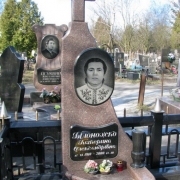 Памятник с крестом; фото из галереи памятников на городском кладбище Берковцы. Памятник матери из гранита на могиле Токовского месторождения, Украина со вставками из чёрного габбро. Изготовление проекта памятника в Киеве недорого.