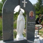 Памятник с Божьей Матерью. Высота памятника со скульптурой - 2,7 м. Цена памятника со скульптурой - соответствует проекту 3д памятника.