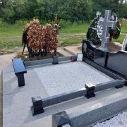 Галерея памятников. Женский памятник с крестом.