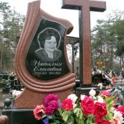 Памятник  с крестом, фото из галереи памятников на Лесном кладбище в Киеве. Комбинированный памятник из гранита Лезники и чёрного габбро. Установка памятников на кладбищах Киева с гарантией 10 лет, от ЧП Прядко.