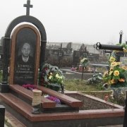 Комбинированный памятник с колоннами из галереи; фото памятника на одного. Выбор памятников со склада в Киеве по доступной цене. Заказ индивидуальных памятников в офисе ЧП Прядко. В период летней акции стоимость памятников доступная.
