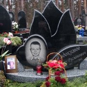 Памятник в форме пламени; фото из галереи памятников на Лесном кладбище в Киеве.  Изготовление индивидуальных проектов памятника; заказ памятника со склада ЧП Прядко со скидкой - 15%. Цена памятника, согласно проекта.