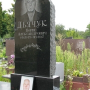 На фото памятник с портретом. Цена памятника на одного под заказ - 10 тыс. грн.